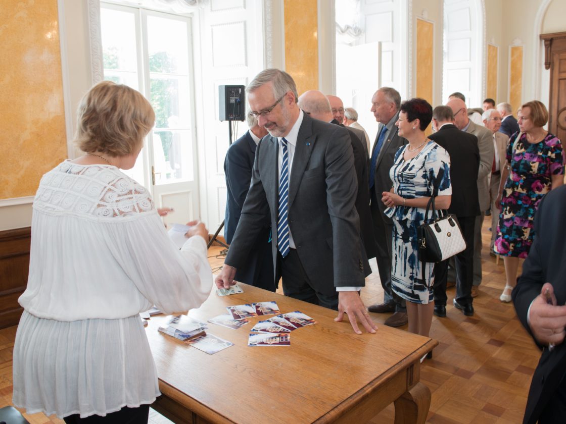 Eesti Pank ja Eesti Post esitlesid iseseisvuse taastamise 25. aastapäevale pühendatud mündivoldikut ja tervikasja